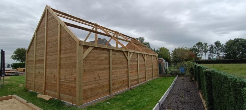 Fabrication d'un garage double pente sur Dieppe