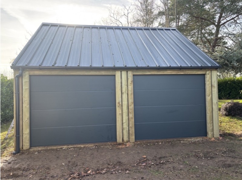 Pose d’un double garage double pente près d’Evreux
