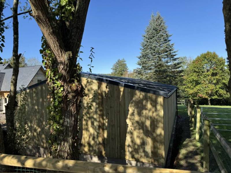 Triple garage double pente près de Pont l'Évêque