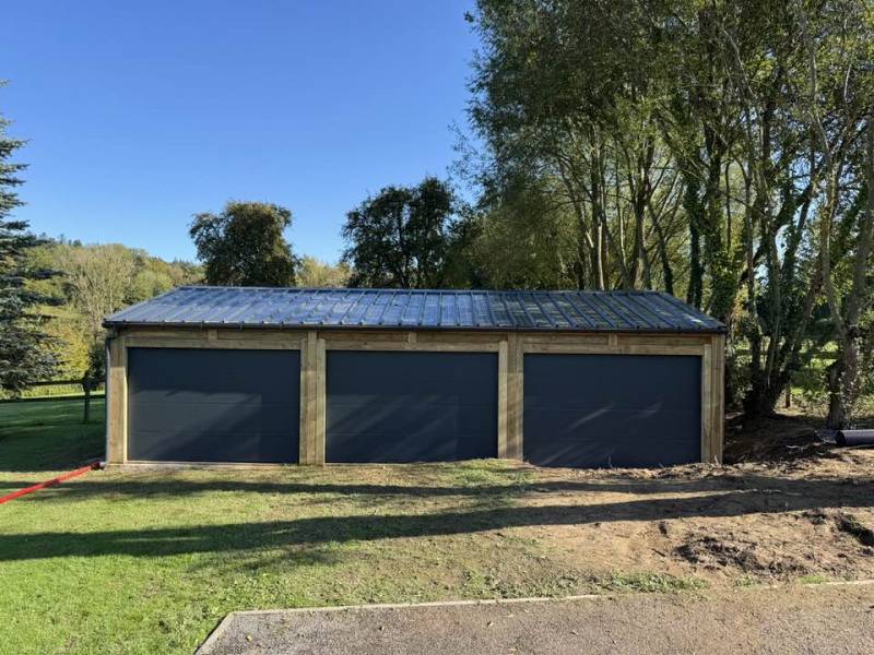 Triple garage double pente près de Pont l'Évêque