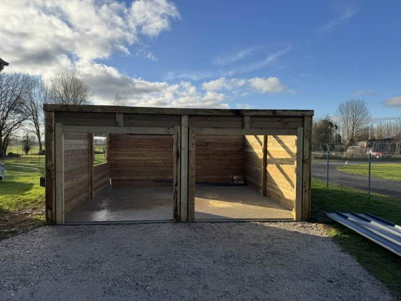 Pose du modèle d'exposition de la foire d'Évreux près de Thiberville