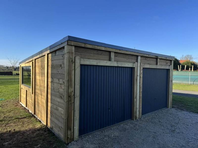 Pose du modèle d'exposition de la foire d'Évreux près de Thiberville