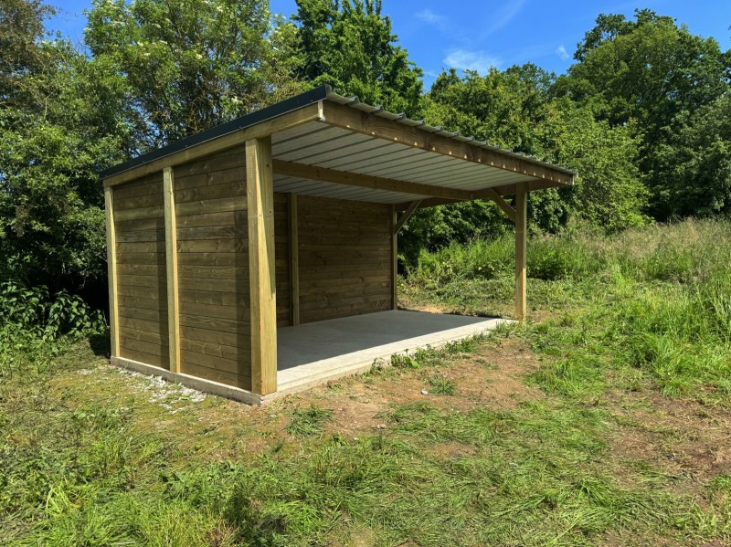 Abri d’été de 3,00x6,00m mono pente avec auvent de 1,00 m à Conches-en-ouche