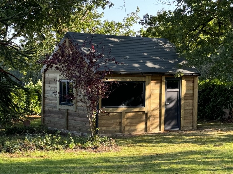 Cabane de jardin réalisée à Conches-en-Ouche avec toiture imitation ardoise