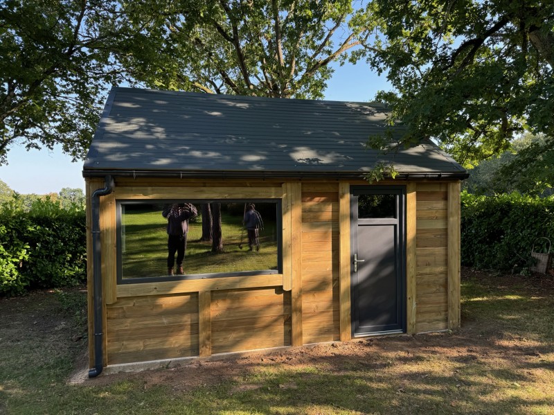 Cabane de jardin réalisée à Conches-en-Ouche avec toiture imitation ardoise