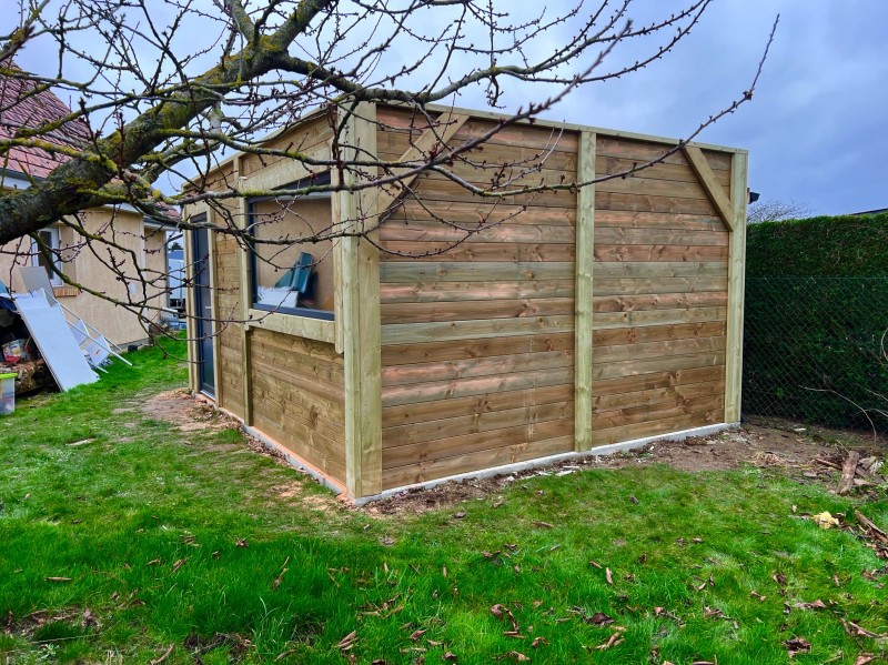 Pose d’un abri de jardin près d’Évreux