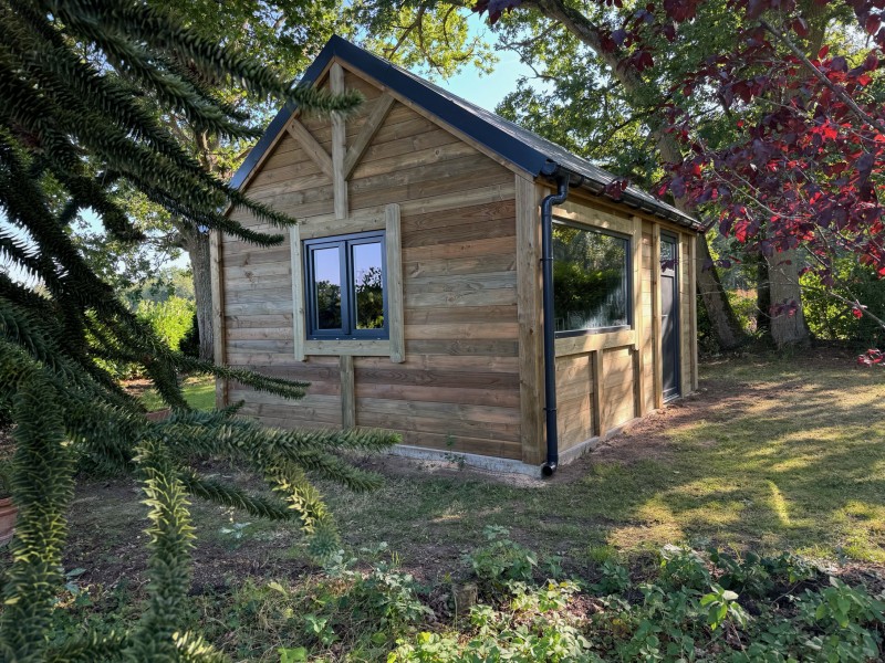 Cabane de jardin réalisée à Conches-en-Ouche avec toiture imitation ardoise